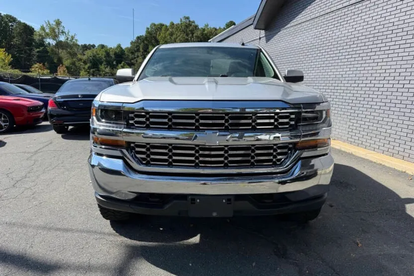 2019 Chevrolet Silverado 1500 LT photo 1