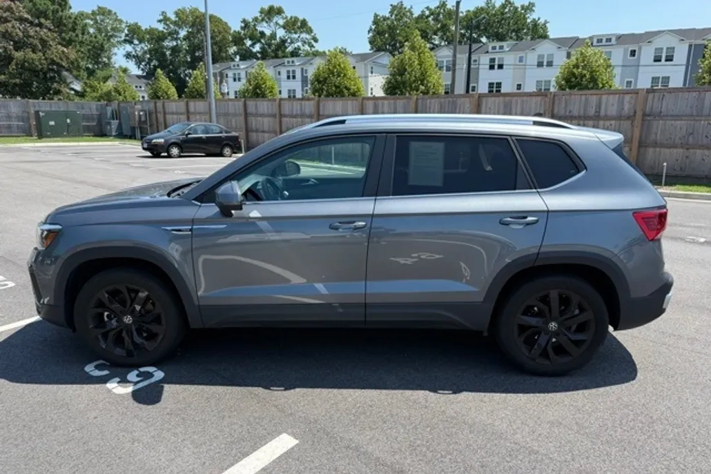 2022 Volkswagen Taos SE photo 1