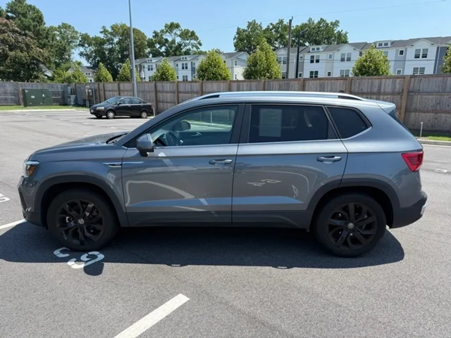 2022 Volkswagen Taos SE photo 1