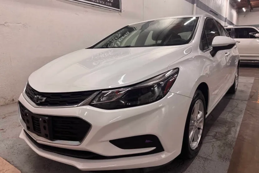 2018 Chevrolet Cruze LT photo 1