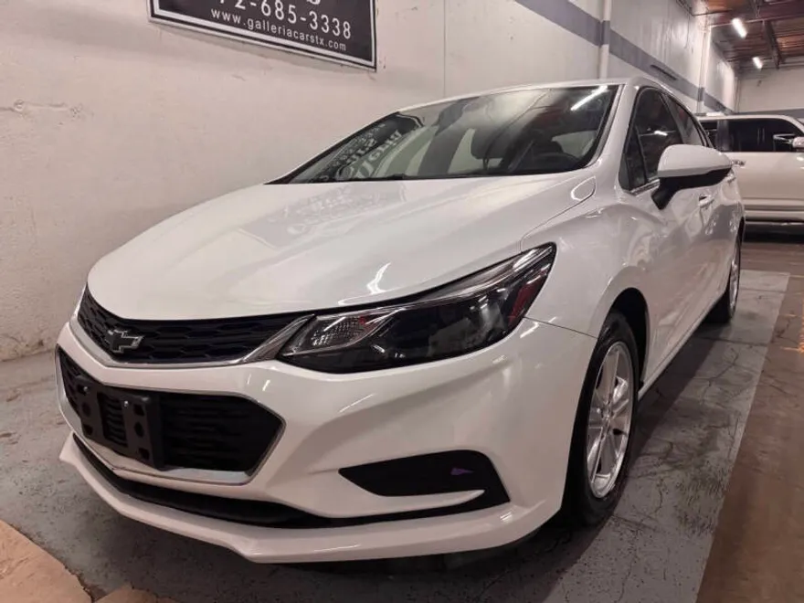 2018 Chevrolet Cruze LT photo 1