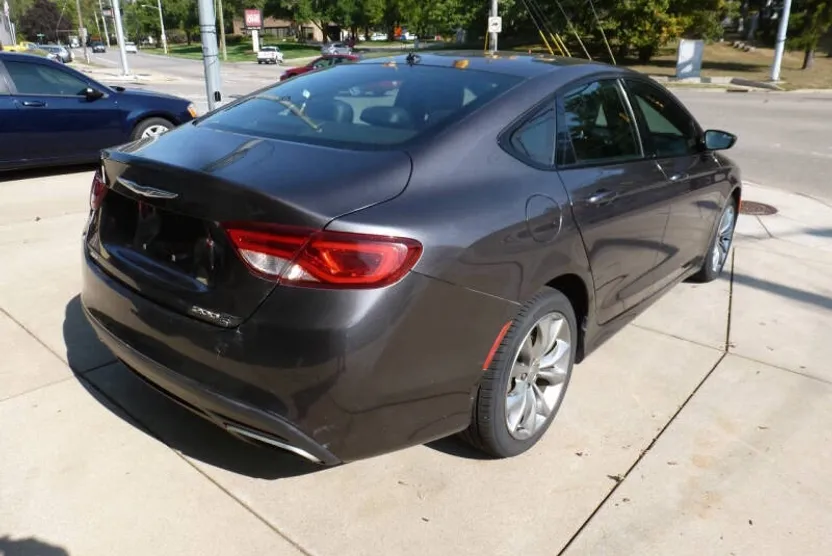 2016 Chrysler 200 S photo 1