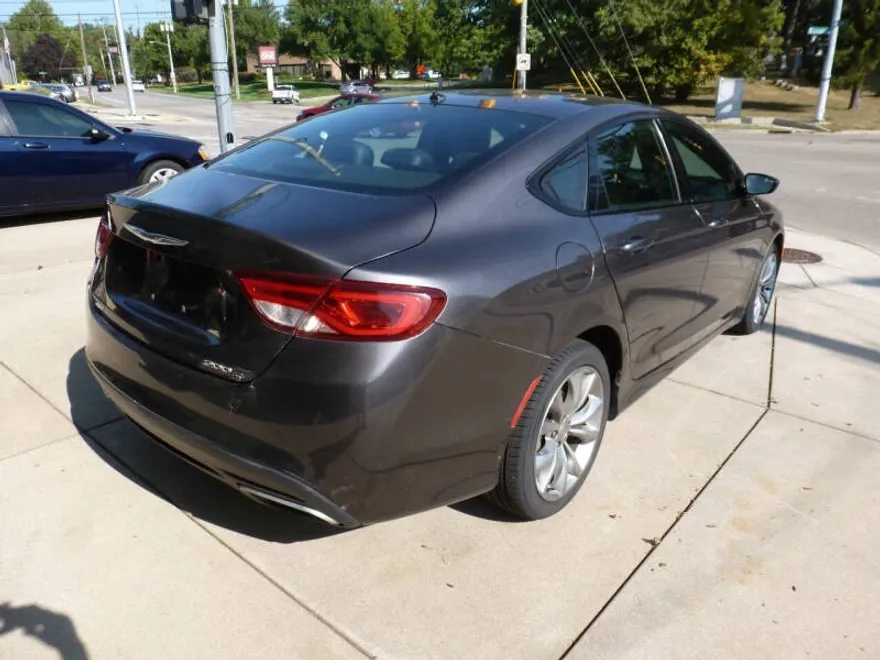 2016 Chrysler 200 S photo 1