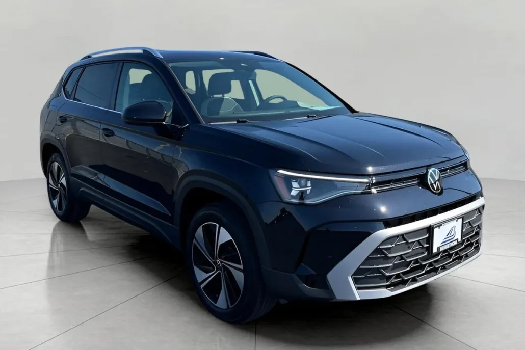 2025 Volkswagen Taos SE photo 1