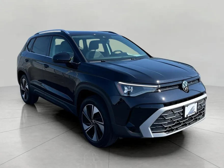 2025 Volkswagen Taos SE photo 1