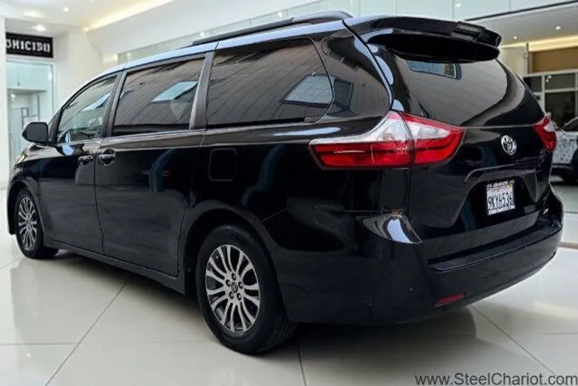 2018 Toyota Sienna XLE photo 1