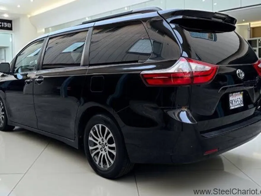 2018 Toyota Sienna XLE photo 1
