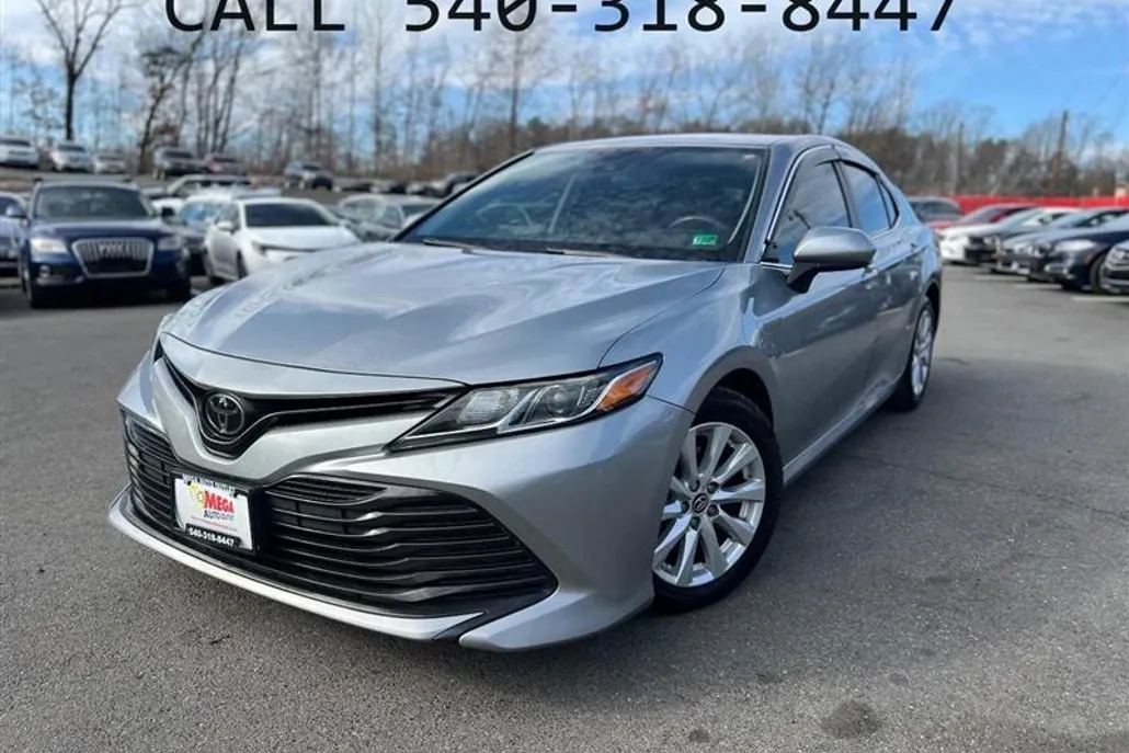 2019 Toyota Camry LE photo 1