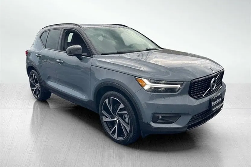2022 Volvo XC40 T5 AWD R-Design photo 1