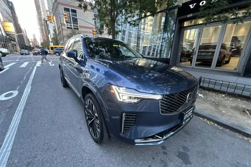 2025 Volvo XC90 B5 Plus photo 1