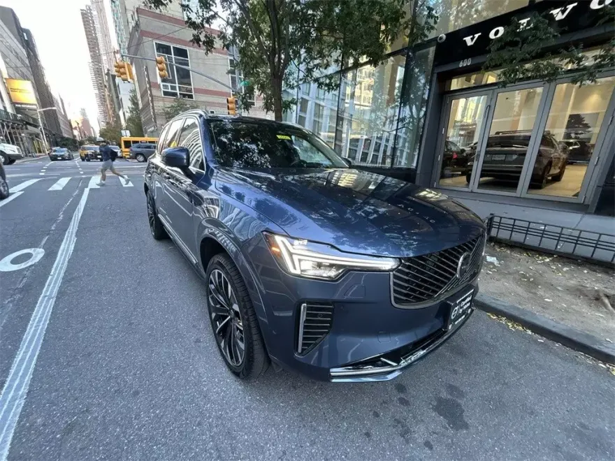 2025 Volvo XC90 B5 Plus photo 1