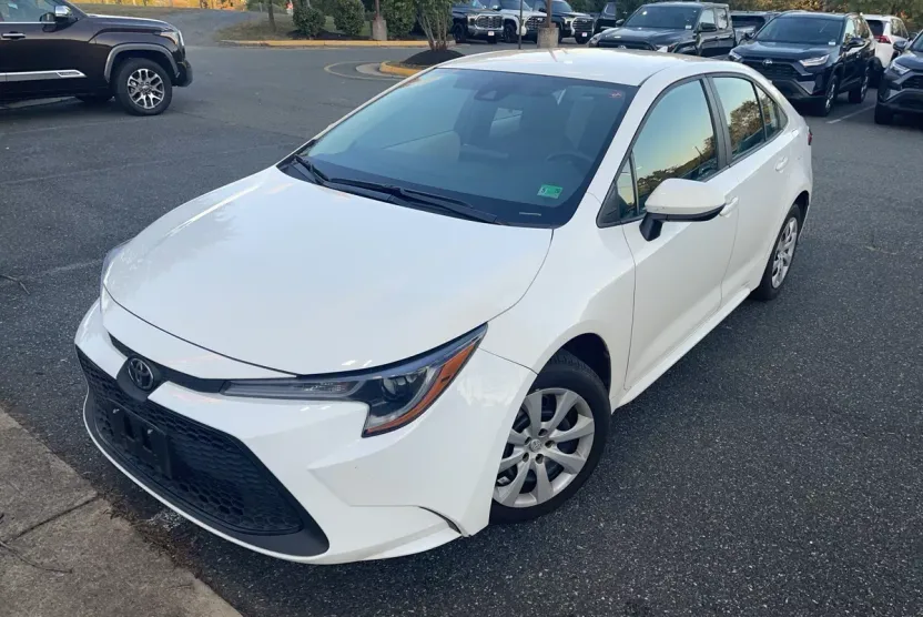 2022 Toyota Corolla LE photo 1