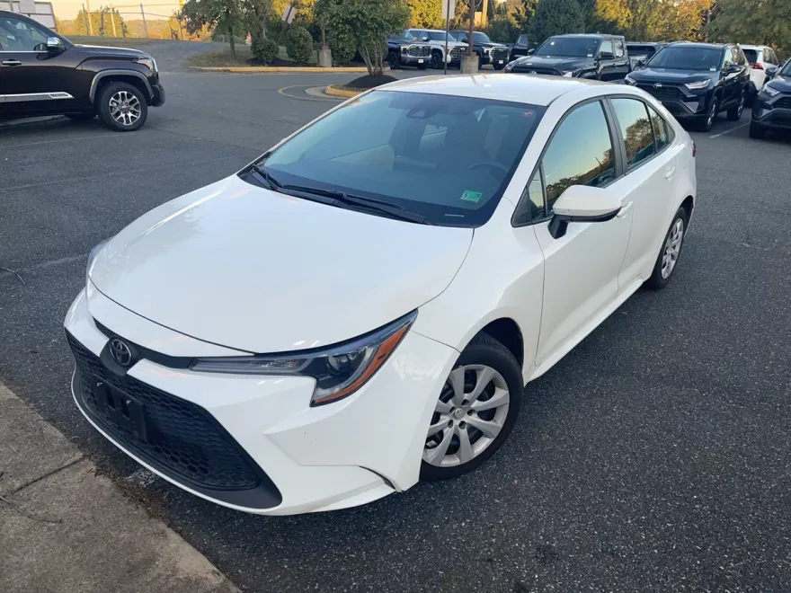 2022 Toyota Corolla LE photo 1