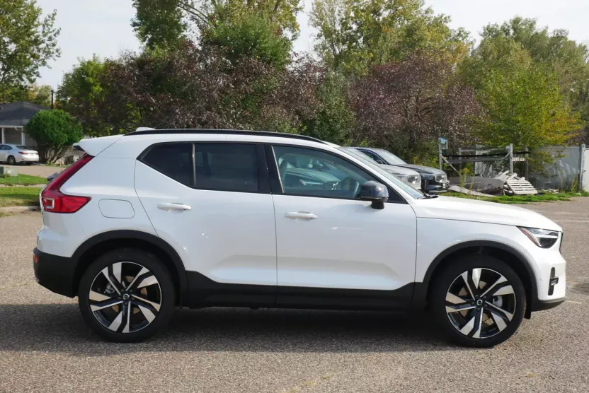 2026 Volvo XC40 photo 1