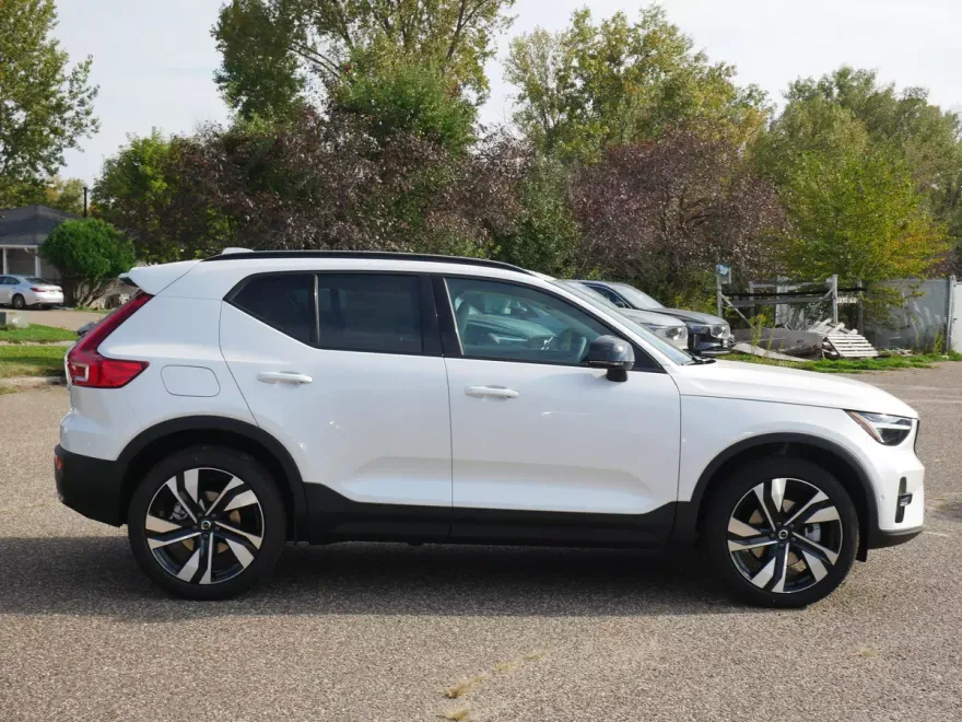 2026 Volvo XC40 photo 1