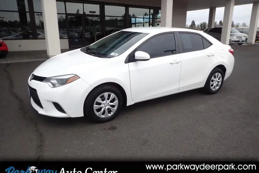 2015 Toyota Corolla LE photo 1