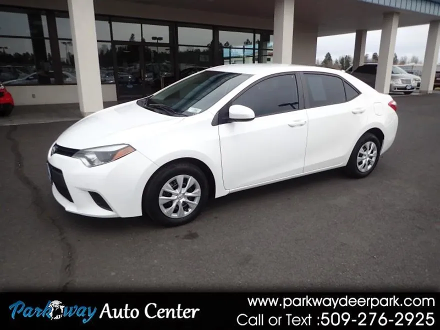 2015 Toyota Corolla LE photo 1