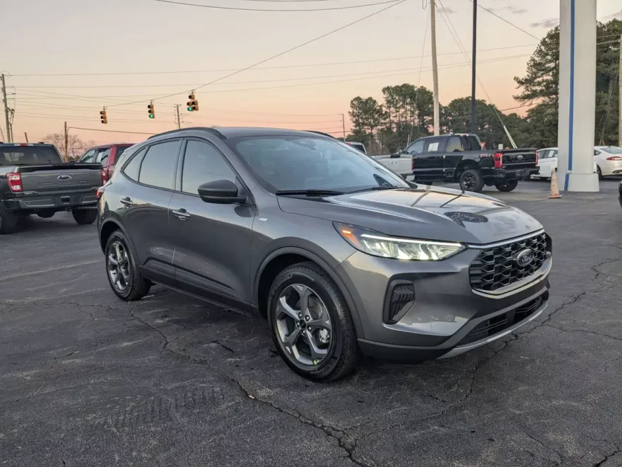 2025 Ford Escape ST-Line photo 1