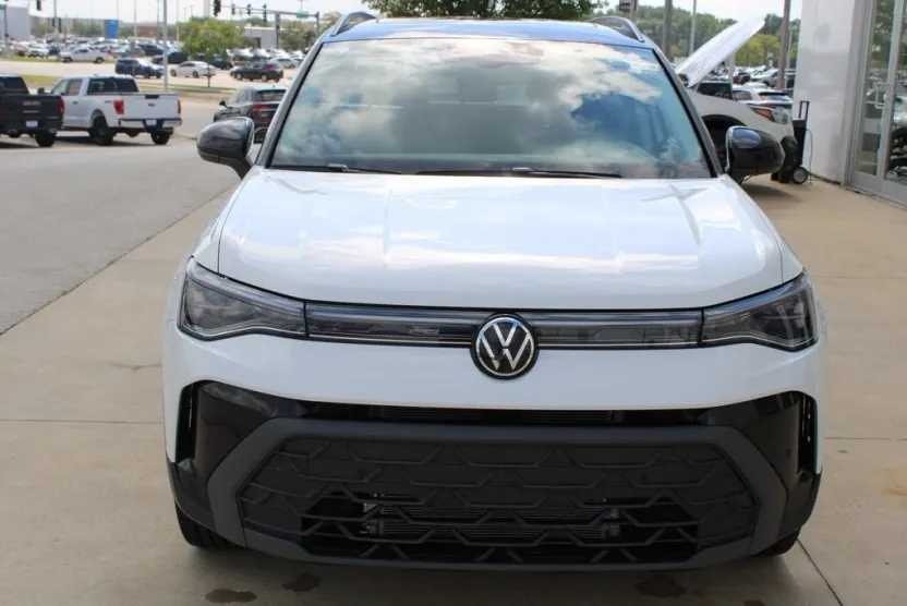 2025 Volkswagen Taos SE photo 1