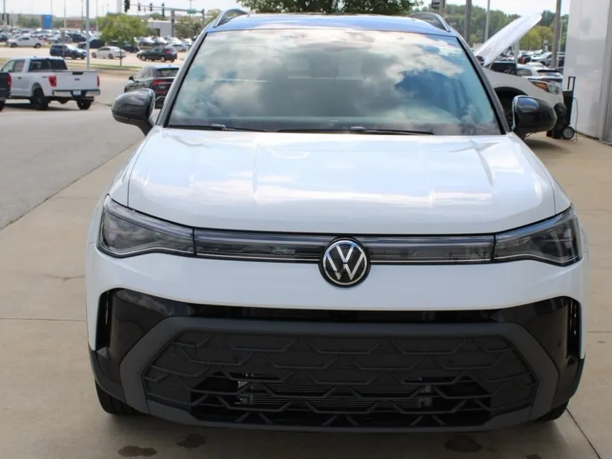 2025 Volkswagen Taos SE photo 1