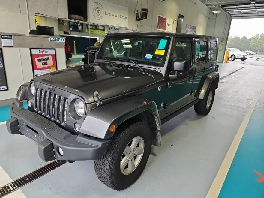 2016 Jeep Wrangler Unlimited Sahara photo 1
