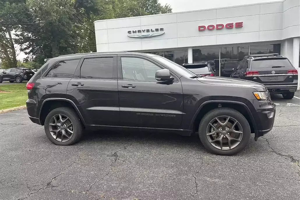 2021 Jeep Grand Cherokee Anniversary Edition photo 1