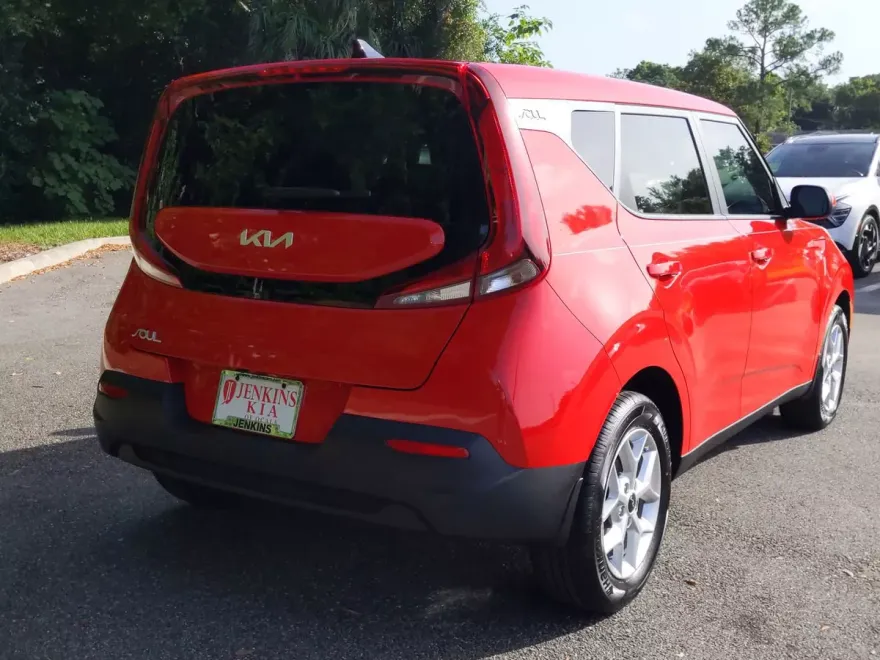 2022 Kia Soul LX photo 1