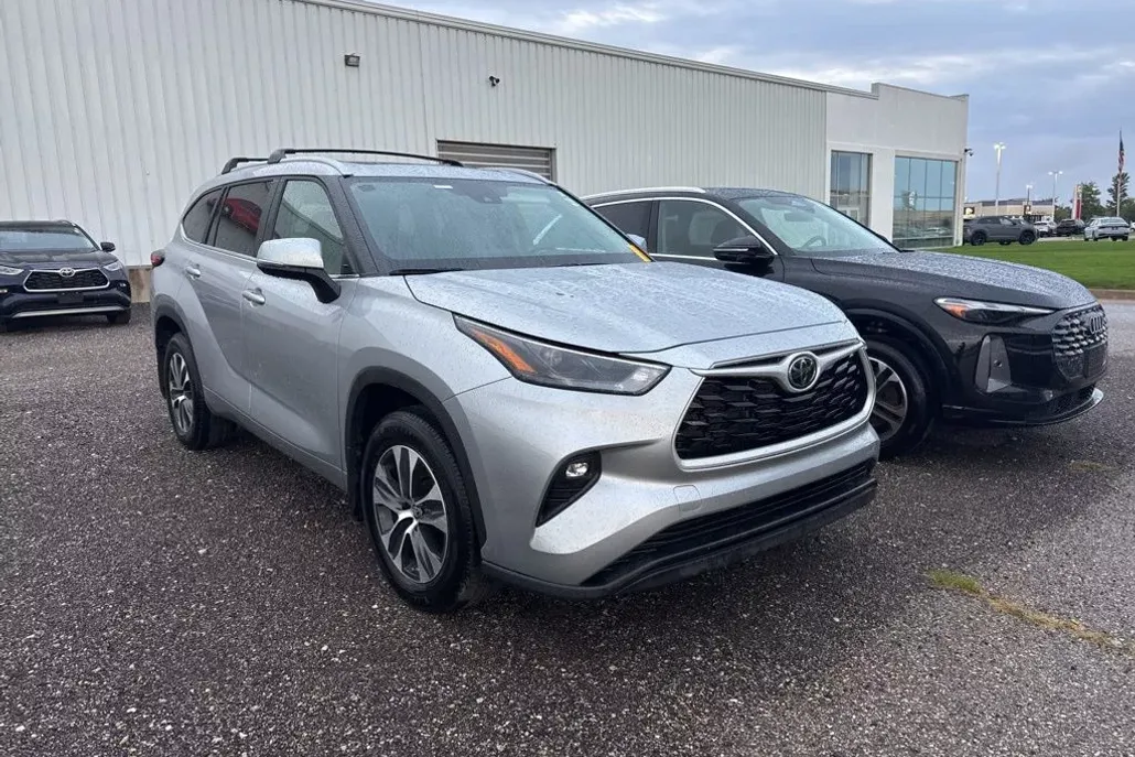 2023 Toyota Highlander L photo 1