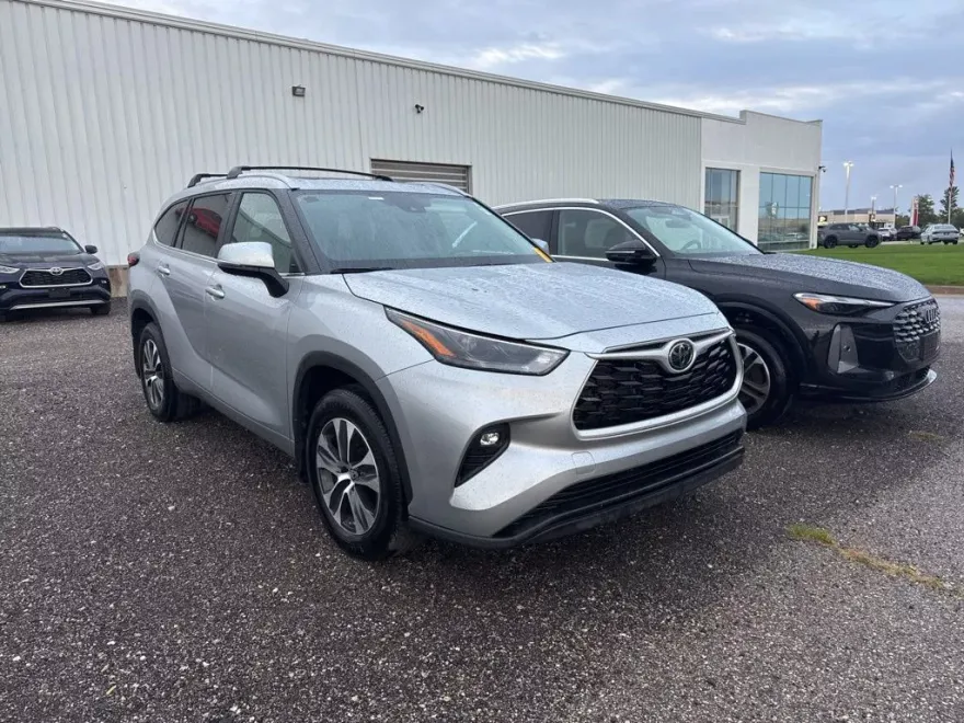 2023 Toyota Highlander L photo 1
