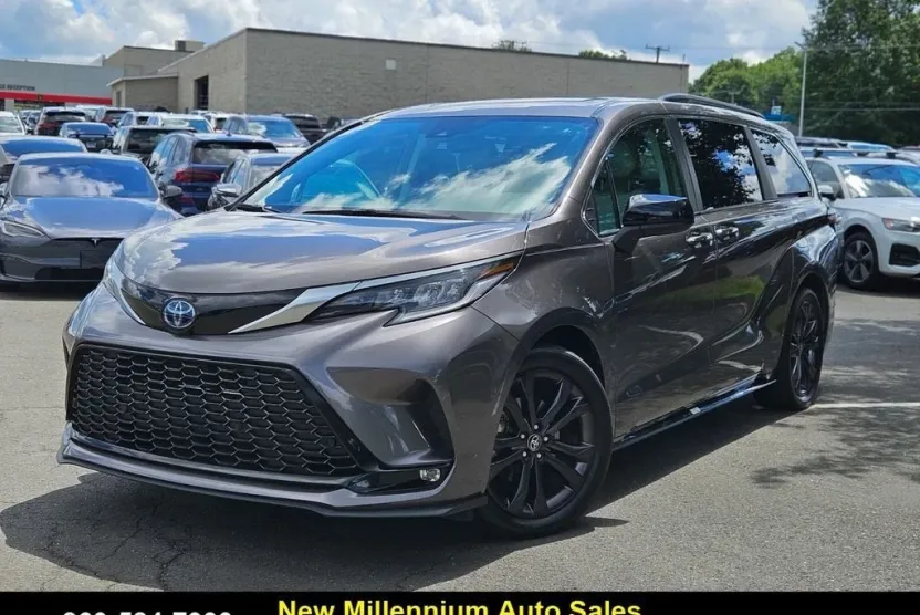 2022 Toyota Sienna XSE photo 1