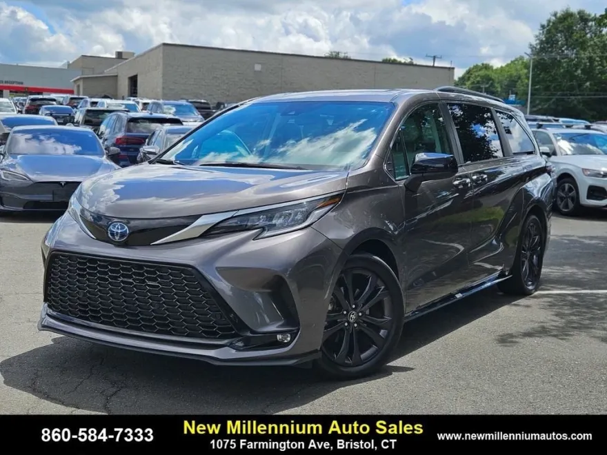 2022 Toyota Sienna XSE photo 1