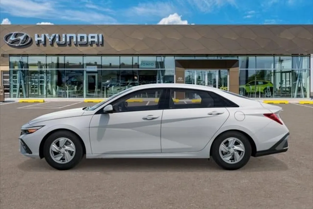 2025 Hyundai Elantra SE photo 1