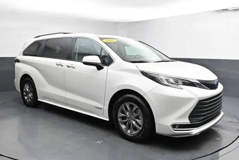 2021 Toyota Sienna XLE photo 1
