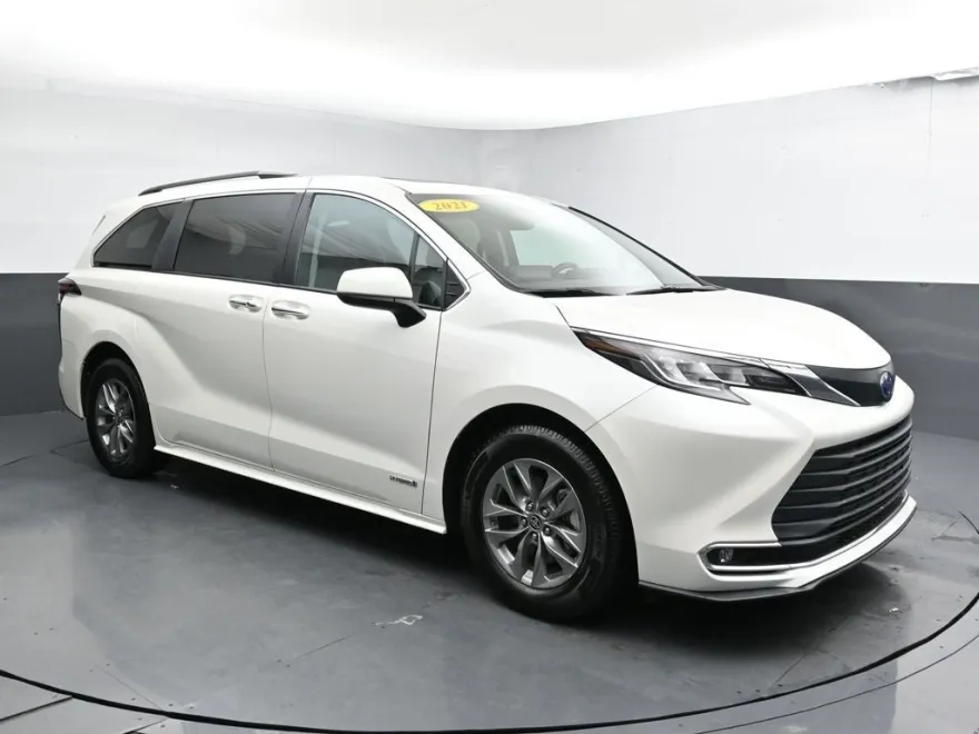2021 Toyota Sienna XLE photo 1