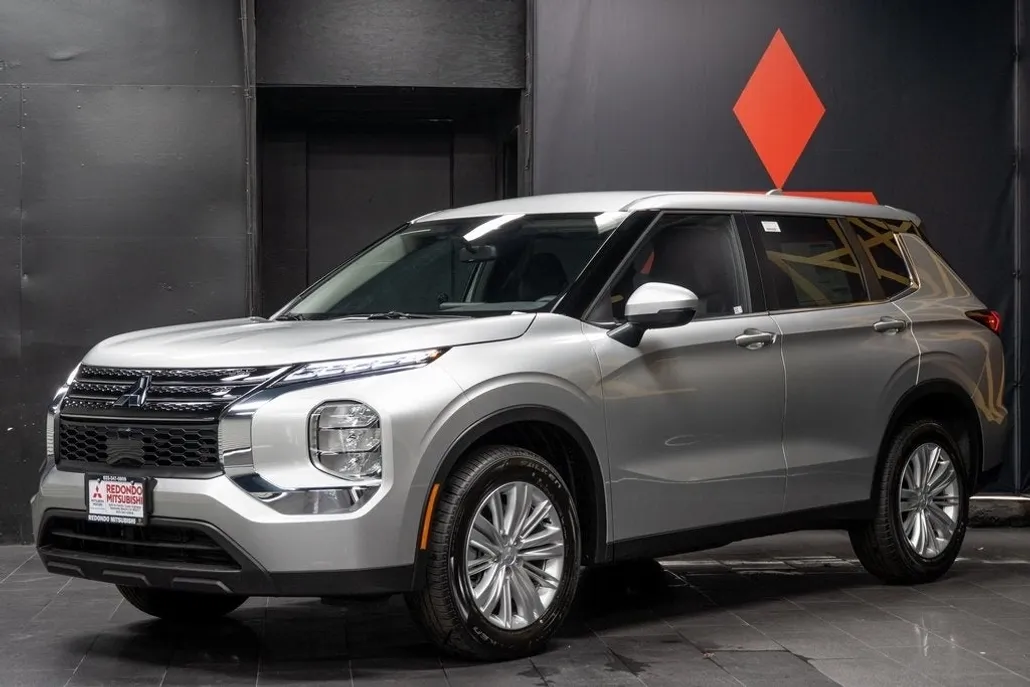 2025 Mitsubishi Outlander PHEV ES photo 1