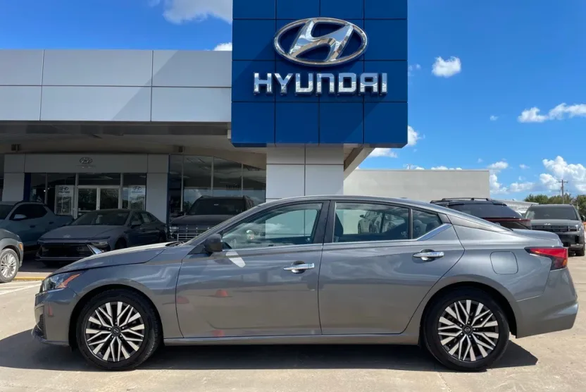 2024 Nissan Altima 2.5 SV photo 1