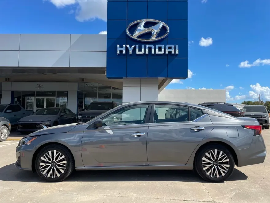 2024 Nissan Altima 2.5 SV photo 1