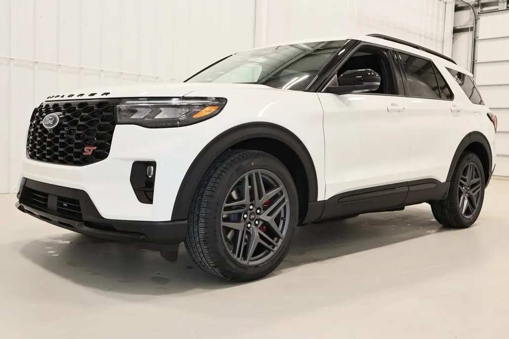 2025 Ford Explorer ST photo 1