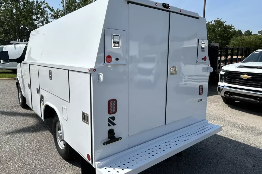 2025 Chevrolet Express Cutaway 3500 photo 1