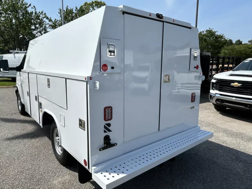 2025 Chevrolet Express Cutaway 3500 photo 1