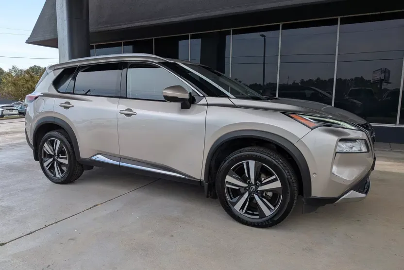 2023 Nissan Rogue Platinum photo 1