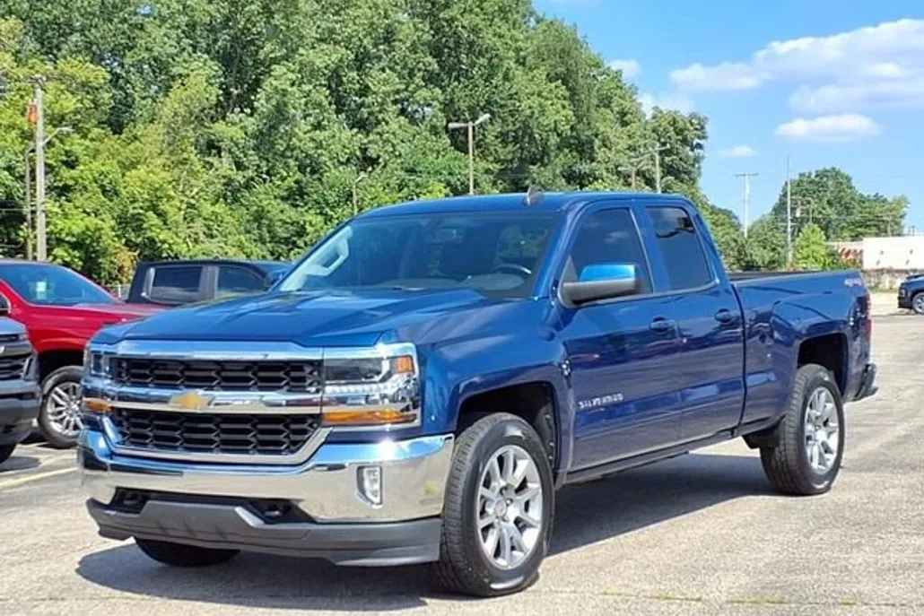 2017 Chevrolet Silverado 1500 LT photo 1