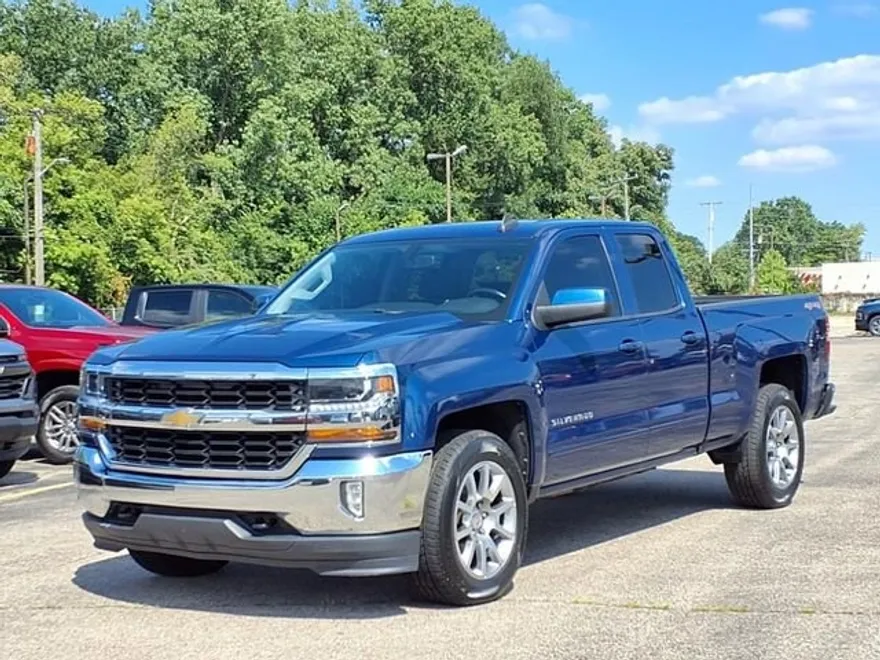 2017 Chevrolet Silverado 1500 LT photo 1