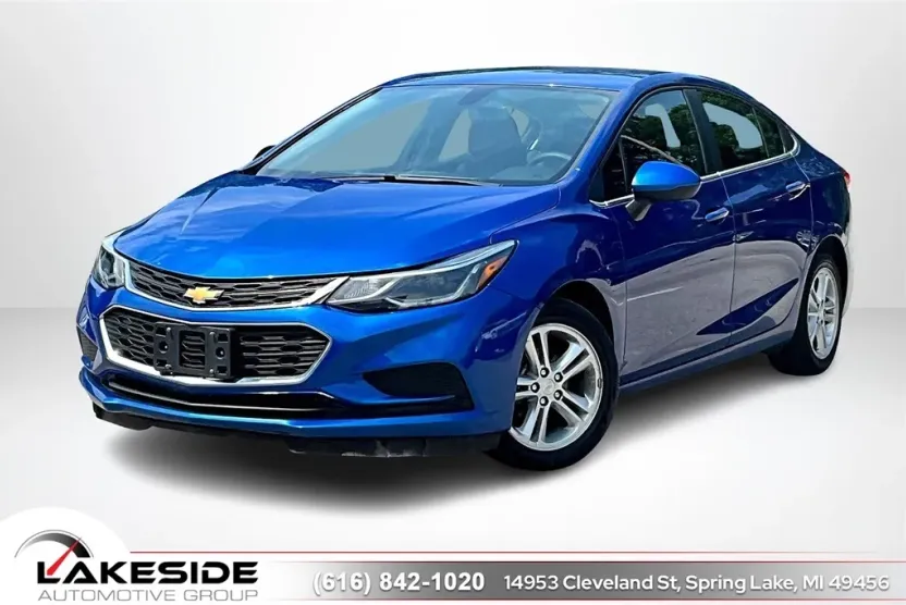2018 Chevrolet Cruze LT photo 1