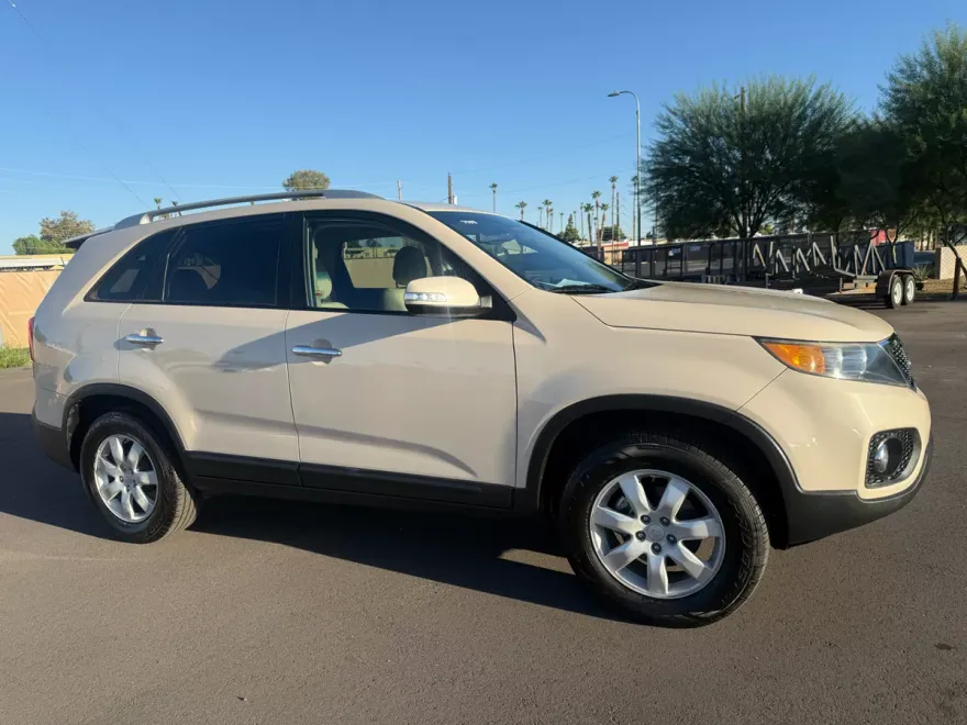 2011 Kia Sorento LX photo 1