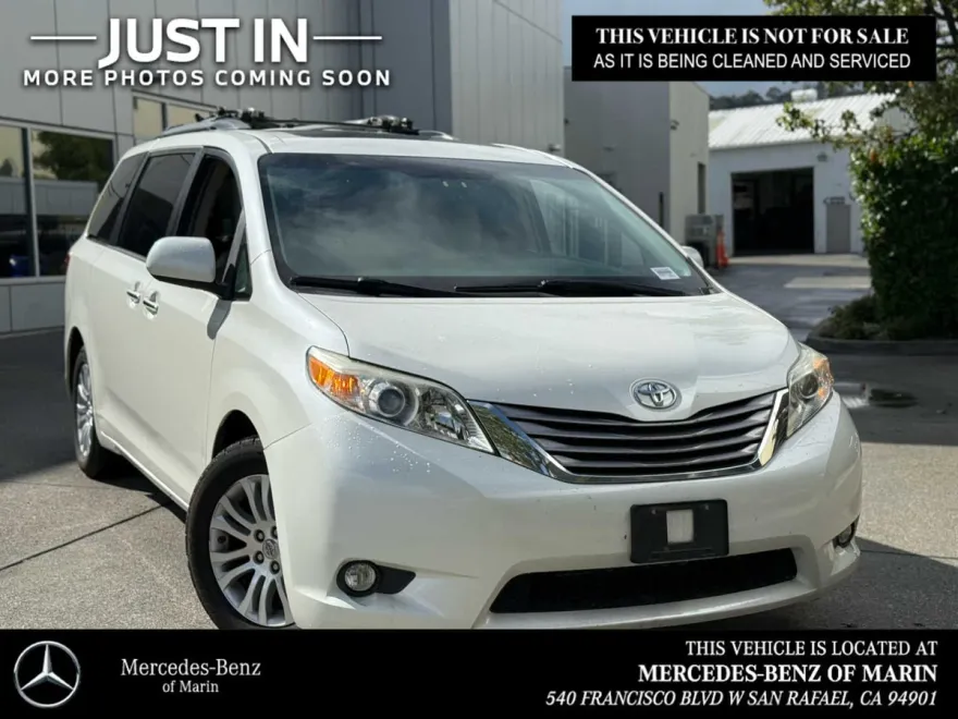 2016 Toyota Sienna XLE photo 1
