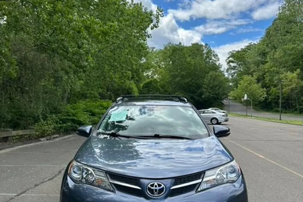 2014 Toyota RAV4 XLE photo 1