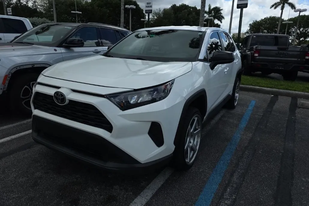 2022 Toyota RAV4 LE photo 1