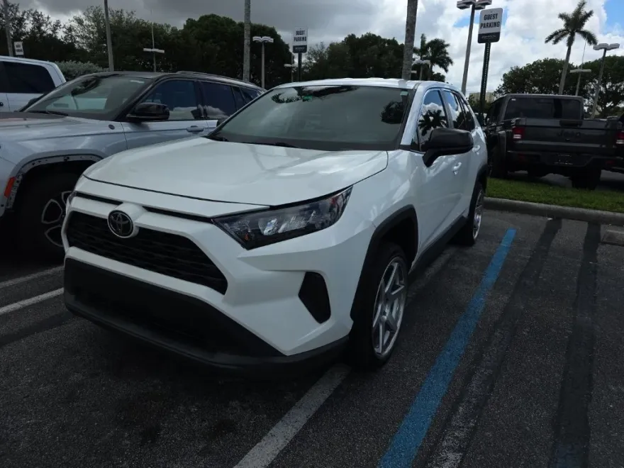 2022 Toyota RAV4 LE photo 1