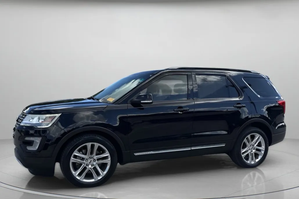 2016 Ford Explorer XLT photo 1